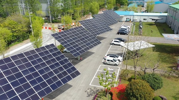산업단지 주차장에 설치된 파루 AI 태양광 트래커. (출처 : 파루)